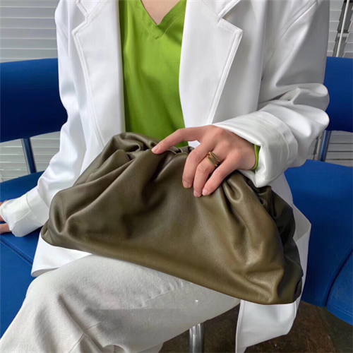 BOTTEGA VENETA 보테가베네타 버터카프 파우치백 라지 576227 신상