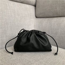 BOTTEGA VENETA 보테가베네타 버터카프 파우치백 미듐 585852