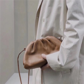 BOTTEGA VENETA 보테가베네타 버터카프 파우치백 미듐 585852