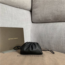 BOTTEGA VENETA 보테가베네타 버터카프 미니 파우치백  585855-1