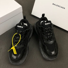 BALENCIAGA 발렌시아가 트리플S 남여공용 스니커즈 A717638360