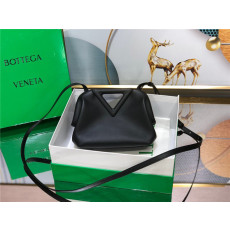 BOTTEGA VENETA 보테가베네타 트라이앵글백 B55665 2COLOR