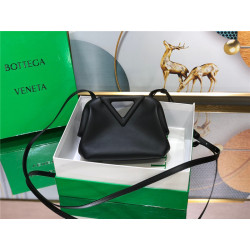 BOTTEGA VENETA 보테가베네타 트라이앵글백 B55665