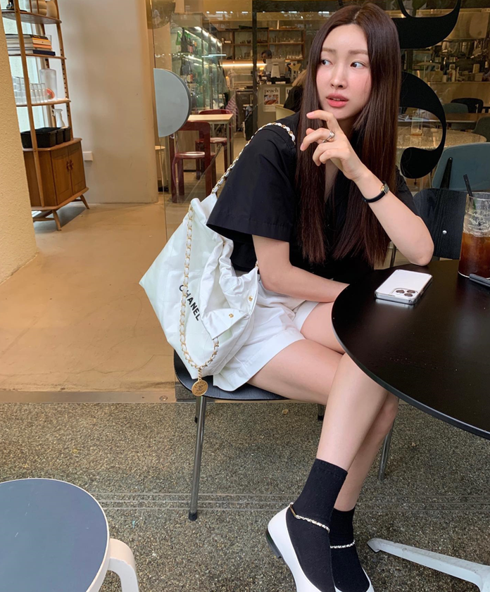 3위 [배우 차정원] CHANEL 샤넬 샤이니 카프스킨 골드메탈 22백 스몰 AS3260 2COLOR