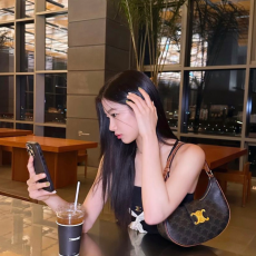 34위 [르세라핌 카즈하] CELINE 셀린느 아바 트리옹프 탠 숄더백