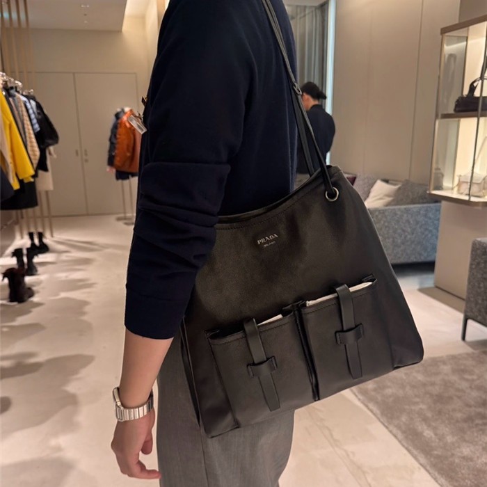 ●실사● 프라다 라지 레더 블랙 백